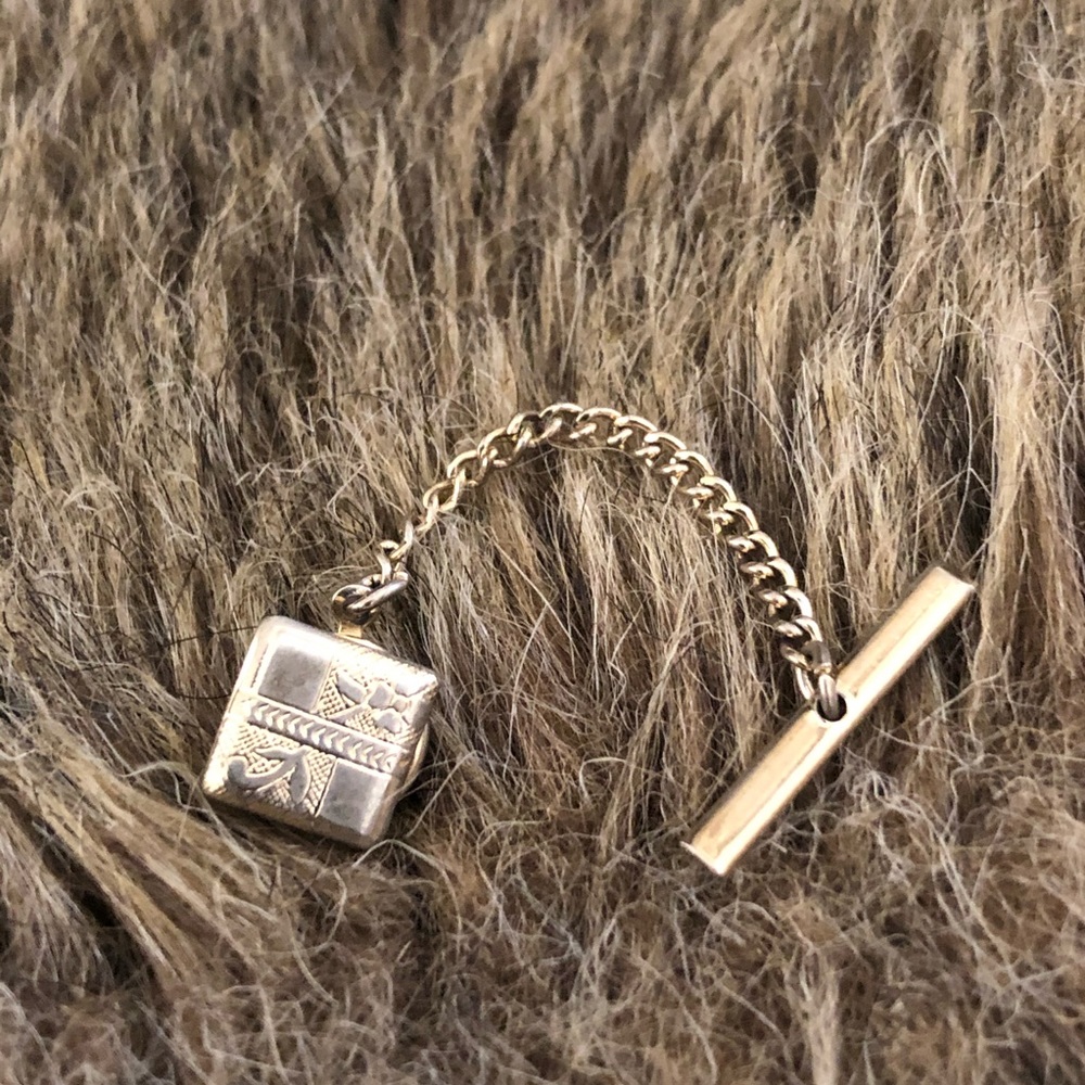 Men’s Vintage gold tone tie tack pin with chain